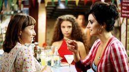 Raimunda (Penelope Cruz, re.) bringt mit ihrer Tochter Paula (Yohana Cobo, Mitte) ein zum Verkauf stehendes Restaurant wieder in Schwung und erhält Besuch von ihrer Schwester Sole (Lola Duenas).
