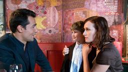 Rebecca (Nicole Beutler) gibt vor, dass sie wieder zu ihrem Exmann Brian (Erol Sander, li.) und ihrem Sohn Patrick (Adrian Wahlen) zurück kehren will. Doch Brian weiß, was er davon zu halten hat.