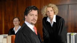 Richterin Dr. Lena Kalbach (Michaela May) kann es nicht fassen, dass sie von dem Anwalt Teddy Klein (Fritz Karl) reingelegt wurde.