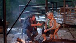 Romantik am Lagerfeuer: Der Naturbursche Max (Michael Fitz) tastet sich ganz behutsam an die einsame Veronika (Saskia Vester) heran.