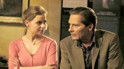 Sara (Theresa Scholze) bringt ihren Vater Peter (Markus Boysen), der nur Augen für seine Arbeit hat, auf den Boden der Realität zurück...