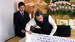 Sasaki (Tsutomu Yamazaki, re.) weiht seinen Schüler Daigo (Masahiro Motoki) in die Kunst der rituellen Aufbahrung von Leichen ein.