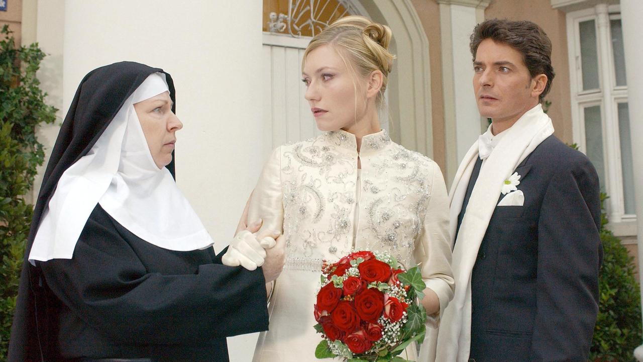Utta Danella: Schwester Agnes (Hansi Jochmann) überbringt Nina (Johanna Christine Gehlen) und Paul (Pascal Breuer) eine schreckliche Nachricht.