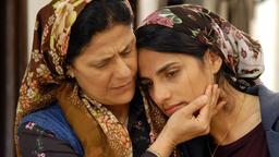 Sema Somumcu (Nalan Basaran, li.) tröstet ihre Tochter Kadriye (Sesede Terziyan).