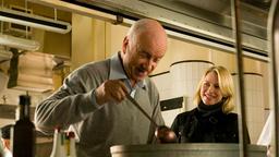 Semyon (Armin Mueller-Stahl) lässt Anna (Naomi Watts) den selbst gekochten Broschtsch kosten.