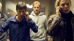 Maria Wern, Kripo Gotland:  Maria (Eva Röse) ist mit ihren Kollegen Sebastian (Erik Johansson) und Arvidsson (Peter Perski) unterwegs zu einem Tatort.
