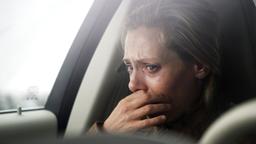 Maria Wern, Kripo Gotland: Maria (Eva Röse) sitzt im Auto und kämpft mit den Tränen.