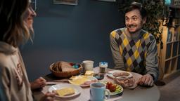 Stimpel (Phil Laude) tastet sich beim Frühstück mit Lisa-Britt (Sina Tkotsch) an eine unerfreuliche Mitteilung heran …