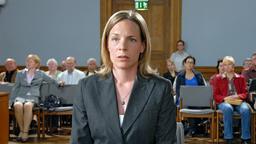 Susanne Wörner (Eva Meier) soll dem Gericht ihre Version des Unfallhergangs schildern.