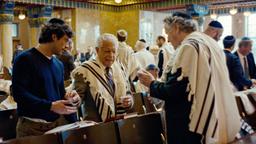 Symcha (Mike Burstyn, 2. v. re.) besucht mit seinem Enkel Samuel (Aaron Altaras, li.) die Synagoge.
