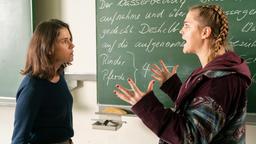 Tabea (Nele Trebs, re.) flippt im Streit mit ihrer Lehrerin Lina Ackert (Anne Schäfer) aus.