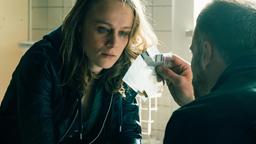 Tino (Bernhard Piesk) erzählt Leni (Anke Retzlaff), dass Patronenhülsen gefunden wurden, die zu dem Mordfall an ihrem Vater passen …