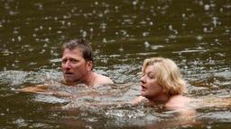 Trotz plätschernden Regens nehmen Max (Michael Fitz) und Veronika (Saskia Vester) ein erfrischendes Bad im See.
