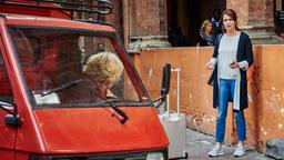 Um Andrea (Anja Kling) zu helfen, kapert Helga (Christine Schorn, re.) kurzerhand ein Auto.