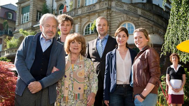 Bildquelle: ARD Degeto/ Martin Menke HOTEL HEIDELBERG: Um ihr Hotel vor der Pleite zu retten, muss die ganze Familie Kramer an einem Strang ziehen.