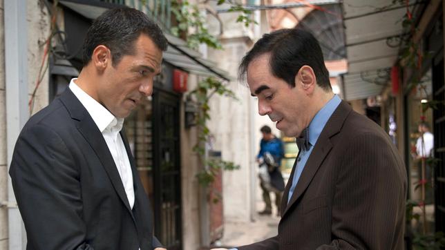 Bildquelle: ARD Degeto MORDKOMMISSION ISTANBUL: Kommissar Özakin (Erol Sander) und Kollege Mustafa (Oscar Ortega Sanchez) mit einem Drogenrucksack.