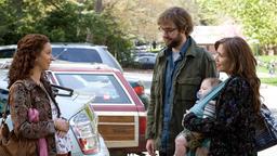 Verona (Maya Rudolph, li.) und ihre Freund Burt (John Krasinski) sind zu Besuch bei Burts esoterischer Freundin Ellen (Maggie Gyllenhaal).