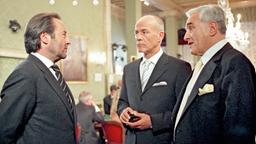 Vice Questore Patta (Michael Degen, re.) macht Commissario Brunetti (Uwe Kockisch, li.) mit dem einflussreichen Geschäftsmann Signore Viscardis (Heiner Lauterbach) bekannt.