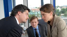 Virginia (Jule Gartzke) und Oscar Grübel (Patrick von Blume, Mitte) wollen, dass Anwalt Teddy Klein (Fritz Karl) ihren Vater um jeden Preis entmündigen lässt.