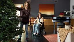 Voller Freude macht die quirlige Bec (Emmy Rossum) sich an das Schmücken des riesigen Weihnachtsbaums in Kates (Hilary Swank) Wohnung.