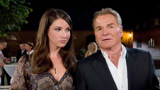 Bild: ARD Degeto/Tivoli Film/Nicolas Maack Wendelin Winter (Fritz Wepper) und seine Tocher Alexandra (Sophie Wepper) sind zu einem Polterabend geladen.
