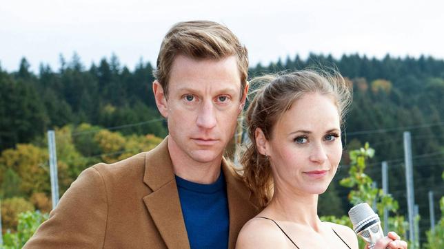 Bild: ARD Degeto/Marie Wiesler Aus einem Duett wird ein Paar: Der Musikmanager Vincent (Maxim Mehmet) und die Winzertochter Laura (Inez Bjørg David) verlieben sich ineinander.