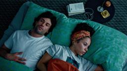 Zukunftsängste: Samuel (Aaron Altaras, li.) und seine Freundin Saba (Saffron Marni Coomber) liegen zusammen wach.