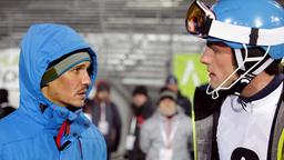 Zwischen den Skirennfahrern Lukas Wintersberger (Christopher Schärf) und Mario Walch (Ferdinand Seebacher, re.) gibt es Spannungen