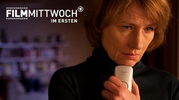 Katharina (Corinna Harfouch) erfährt am Telefon, dass ihr Mann nicht auf Dienstreise ist.