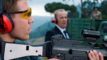 Bild: SWR/Diwa Film Alex Stengele (Heiner Lauterbach) hat Peter Zierler (Hanno Koffler) mit nach Mexiko genommen, damit der ausgezeichnete Schütze die Qualitäten des deutschen Sturmgewehrs präsentiert und damit die potentiellen Käufer überzeugt