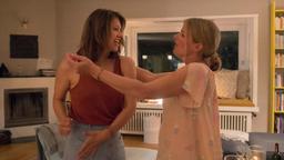 Angeregt von der Musik aus ihren Studienzeiten, beginnen Katrin (Britta Hammelstein) und Sandra (Mira Bartuschek) ausgelassen zu tanzen.