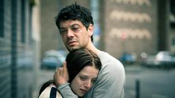 Antonia (Jella Haase) lernt den Taxifahrer Sascha Reinhardt (Carlo Ljubek) kennen, der behauptet, ebenfalls Betroffener zu sein und Verständnis und Gefühle für sie aufzubringen scheint.