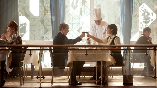 Bildquelle: WDR/ Thomas Kost Godehard und Hilla in einem Restaurant