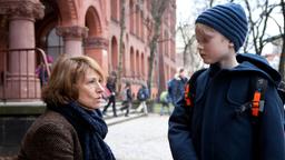 Der Fall Bruckner: Katharina Bruckner (Corinna Harfouch) fängt Joe (Elon Baer) vor seiner Schule ab.