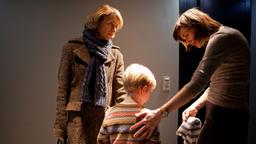 Der Fall Bruckner: Jaqueline Bremer (Christiane Paul) gerät gegenüber Katharina Bruckner (Corinna Harfouch) in Erklärungsnot als Joe (Elon Baer) im Treppenhaus sitzt und weint.