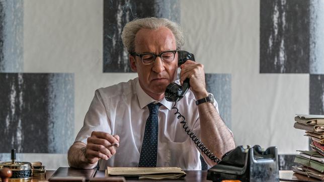 Bildquelle: SWR/UFA FICTION/ Hardy Brackmann Der hessische Generalstaatsanwalt Fritz Bauer (Ulrich Noethen) widmet seine Zeit fast völlig seiner Arbeit.