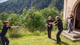 Der Pfarrer (Frank Leo Schröder) und sein Kollege (Mathoias Sartor) bedrohen die österreichischen Polizistinnen Susanne Gabler (Doris Schretzmayer) und Franziska Haas (Marlene Morreis) mit einer Waffe.