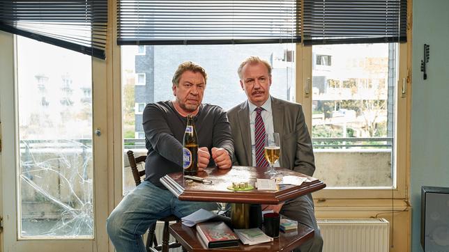 Bildquelle: WDR/ Frank Dicks Die Chancen, ohne Lösungszettel die nächste Quiz-Show-Frage beantworten zu können, stehen für Günther (Armin Rohde, li.) und Wolfgang (Ludger Pistor) nicht besonders gut.
