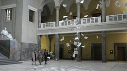 Flugblätter fallen von der Empore in den Lichthof der Universität München hinab.