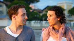 Eine Handvoll Briefe: Kristin (Ursula Strauß) und Lenny (Florian Teichtmeister) treffen sich am See.