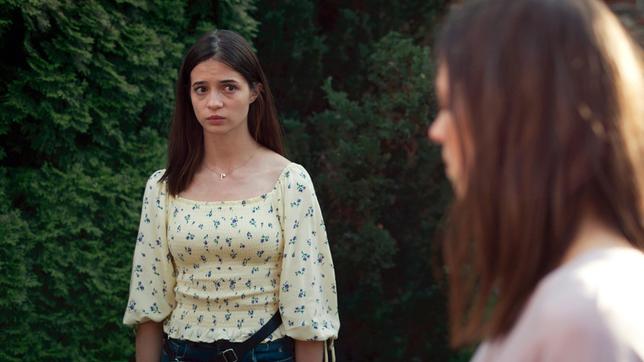 Bild: WDR/zischlermann/Simone Weigelt Eileen (Lisa-Marie Koroll) fällt bei Lydia (Claudia Eisinger) in Ungnade.