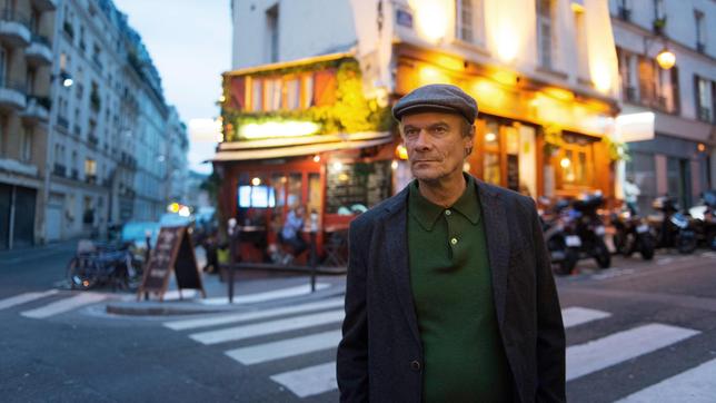 François (Edgar Selge) überlegt bei einem Spaziergang durch die Straßen von Paris, welche Auswirkungen eine Islamisierung Frankreichs auf das gesellschaftliche Leben haben könnte.