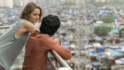 Katrin Kompalla (Luise Heyer) und Kiran Chitre (Arfi Lamba) auf dem Balkon ihrer Wohnung im Mumbai. Typischerweise sind alle Hochhäuser von Slums umgeben.