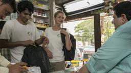 Katrin Kompalla (Luise Heyer) und Kiran Chitre (Arfi Lamba) beim Einkaufen in einer indischen Apotheke.