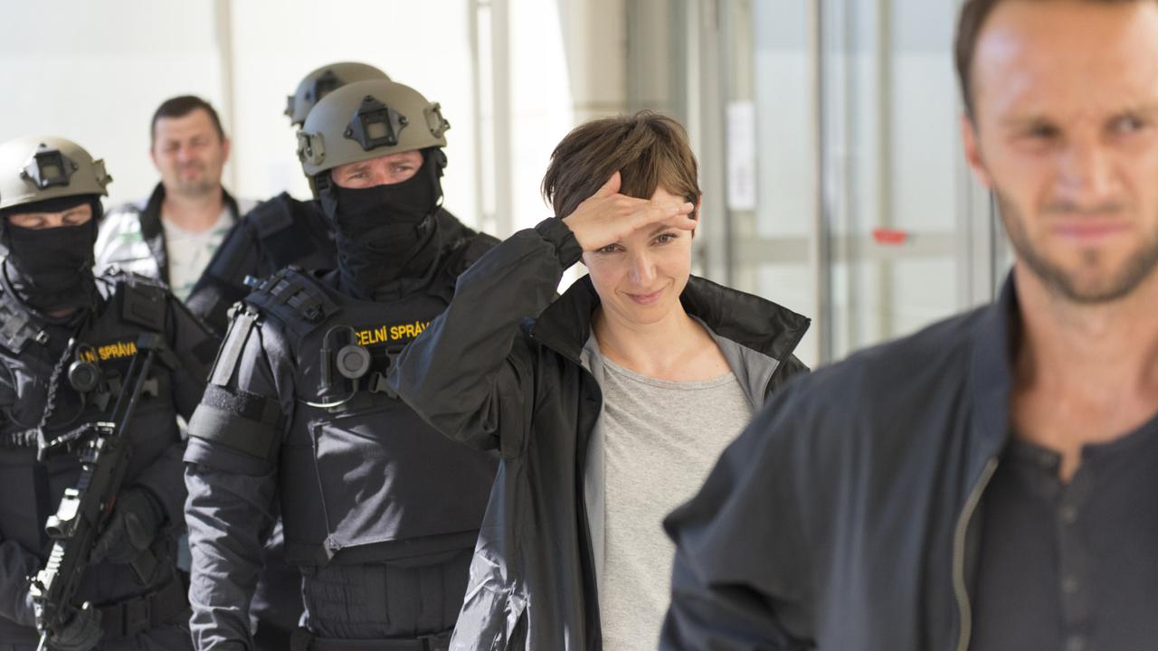 Die verletzte Interpol-Agentin Pribeau (Julia Koschitz) und ihr tschechischer Kollege und Zivilfahnder (Jakub Slodowicz).