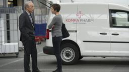 "KompaPharm"-Firmenchef Günther Kompalla (Heiner Lauterbach) mit Interpol-Agentin Juliette Pribeau (Julia Koschitz). 