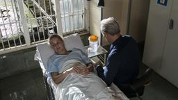 Günther Kompalla (Heiner Lauterbach) besucht seine Tochter Katrin (Luise Heyer) in einem Krankenhaus in Mumbai.