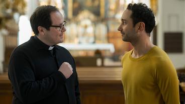 Bild: BR/Lotus-Film/ORF/Petro Domenigg Musa (Deniz Cooper) und der Priester (Thomas Mraz)
