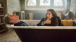 Horst (Peter Prager) und Diana (Daniela Ziegler) unterhalten sich bei einem Joint in der Badewanne.