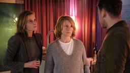 Ist es Johanna (Karin Hanczewski) gelungen, Philipp (Louis Nitsche) Henriette (Corinna Harfouch) gegenüber in Misskredit zu bringen?